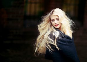 Natural blonde highlights with cassia obovata and rhubarb root